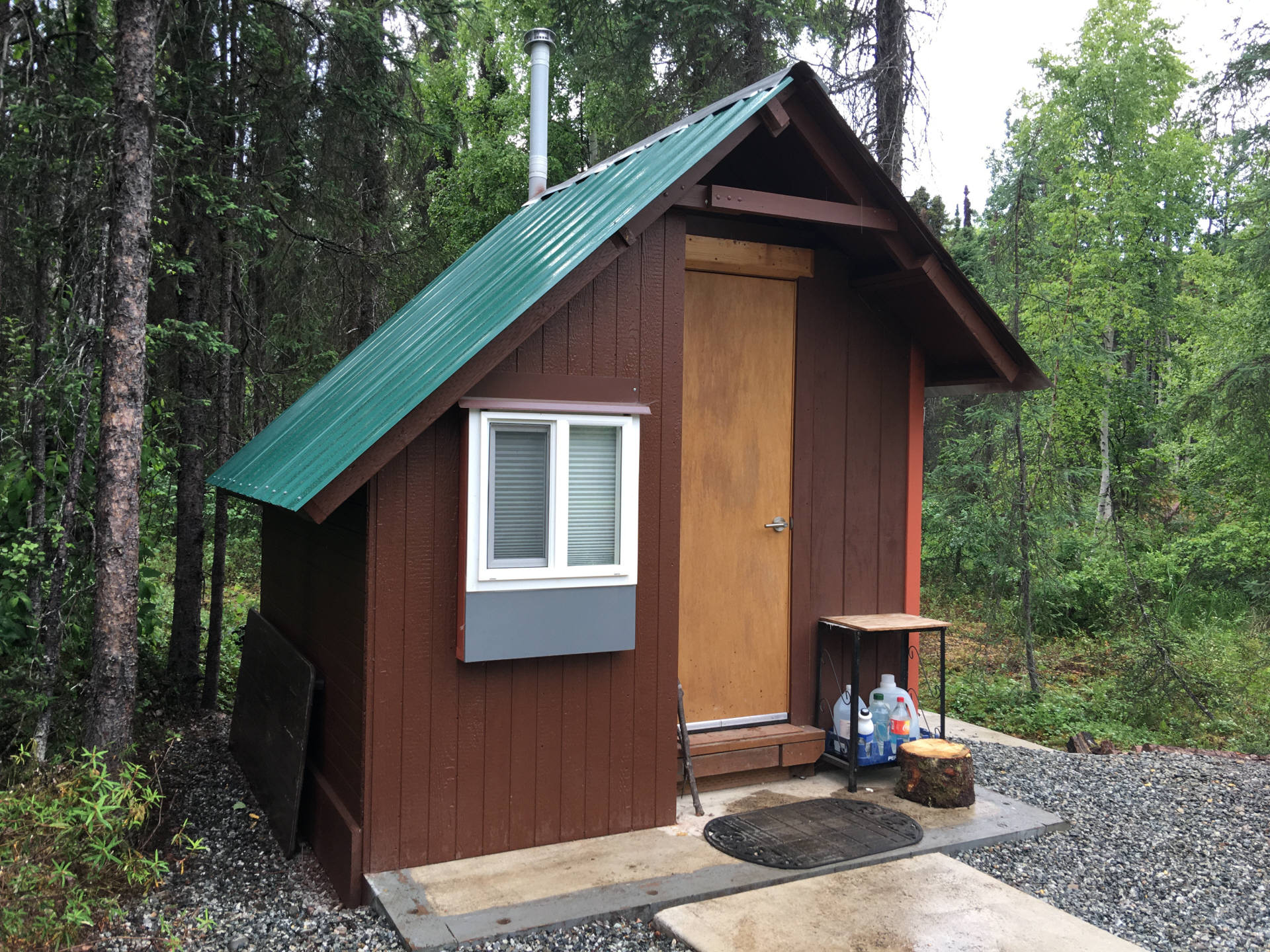 This outbuilding is actually a comfortable toilet. Inside there is a sink with water for washing hands and even a sleeping cabin. But if you have a large number of guests, you will need to order additional portable toilet cabins yourself. For hygiene purposes, this toilet is for seated guests only.